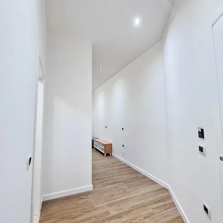 Arial Trinity 招待所 3*