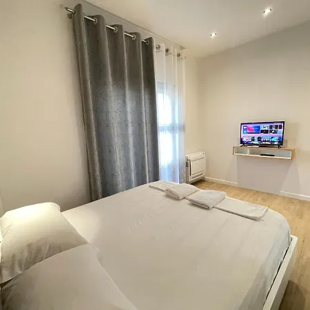 Arial Trinity 招待所